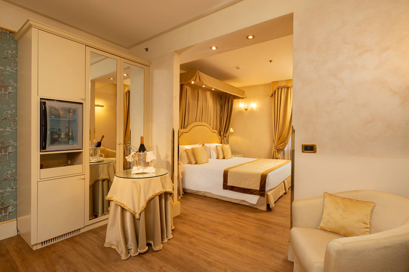 A-La-Commedia-Room-5