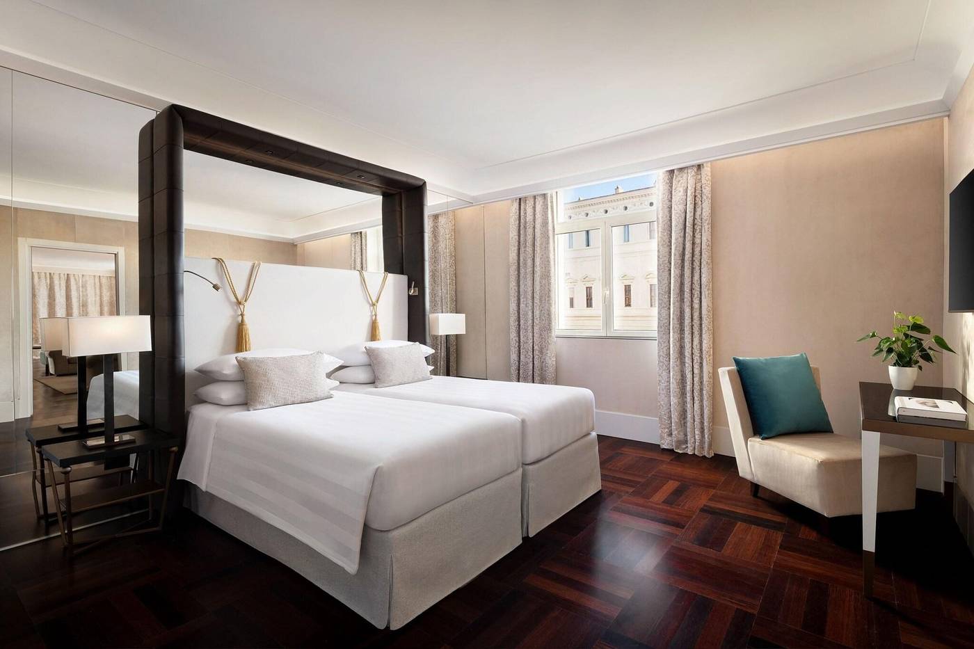 Sina-Bernini-Bristol--Autograph-Collection-Room-35