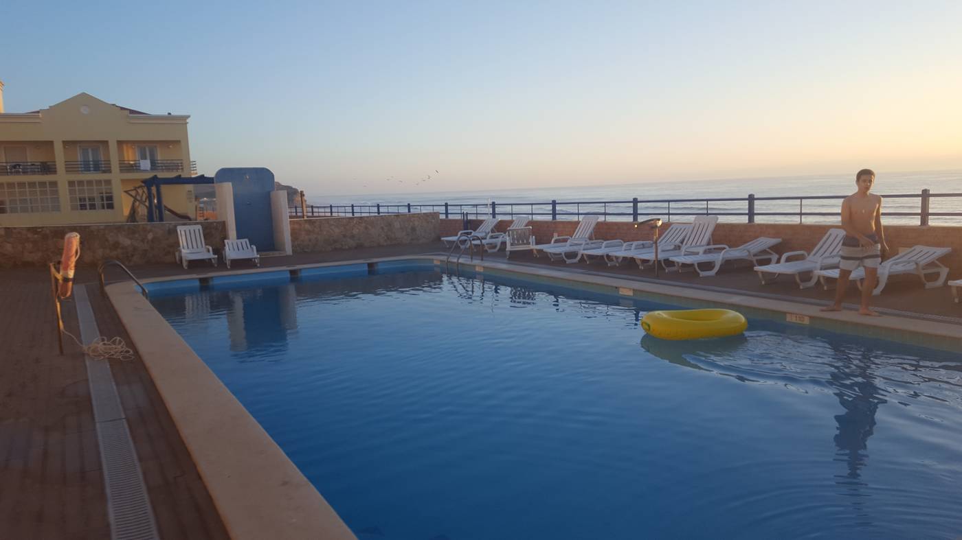 Praia-Azul-Hotel-Apartamento-Pool-25