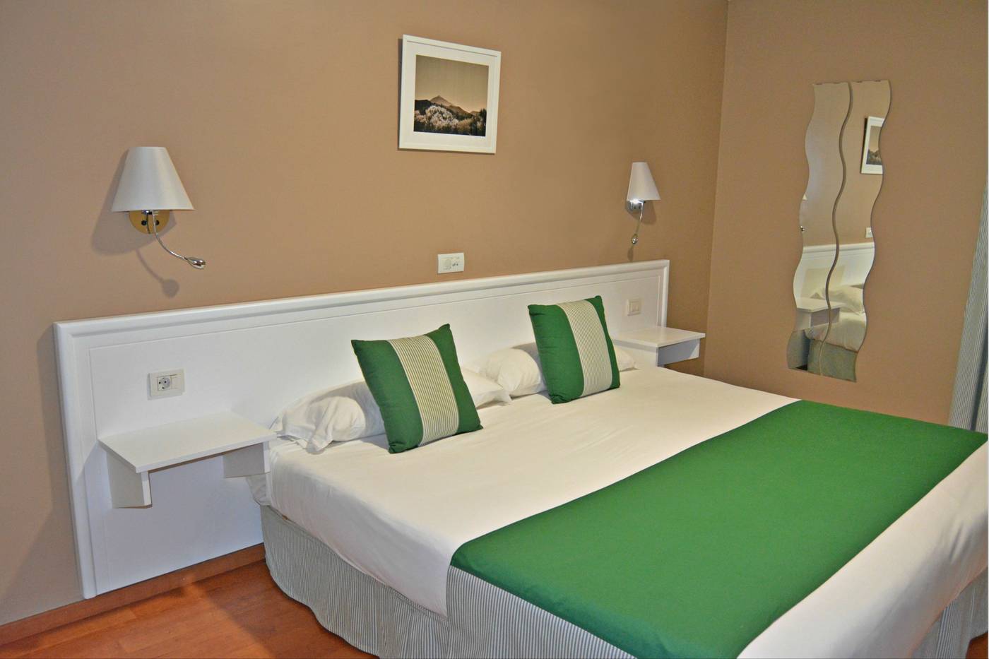 Hotel-Spa-La-Quinta-Park-Suites-Room-12