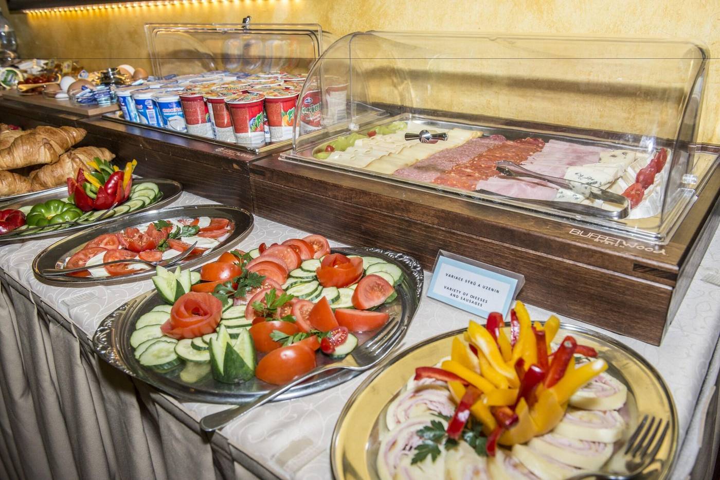 Cerny-Slon-Restaurant-22