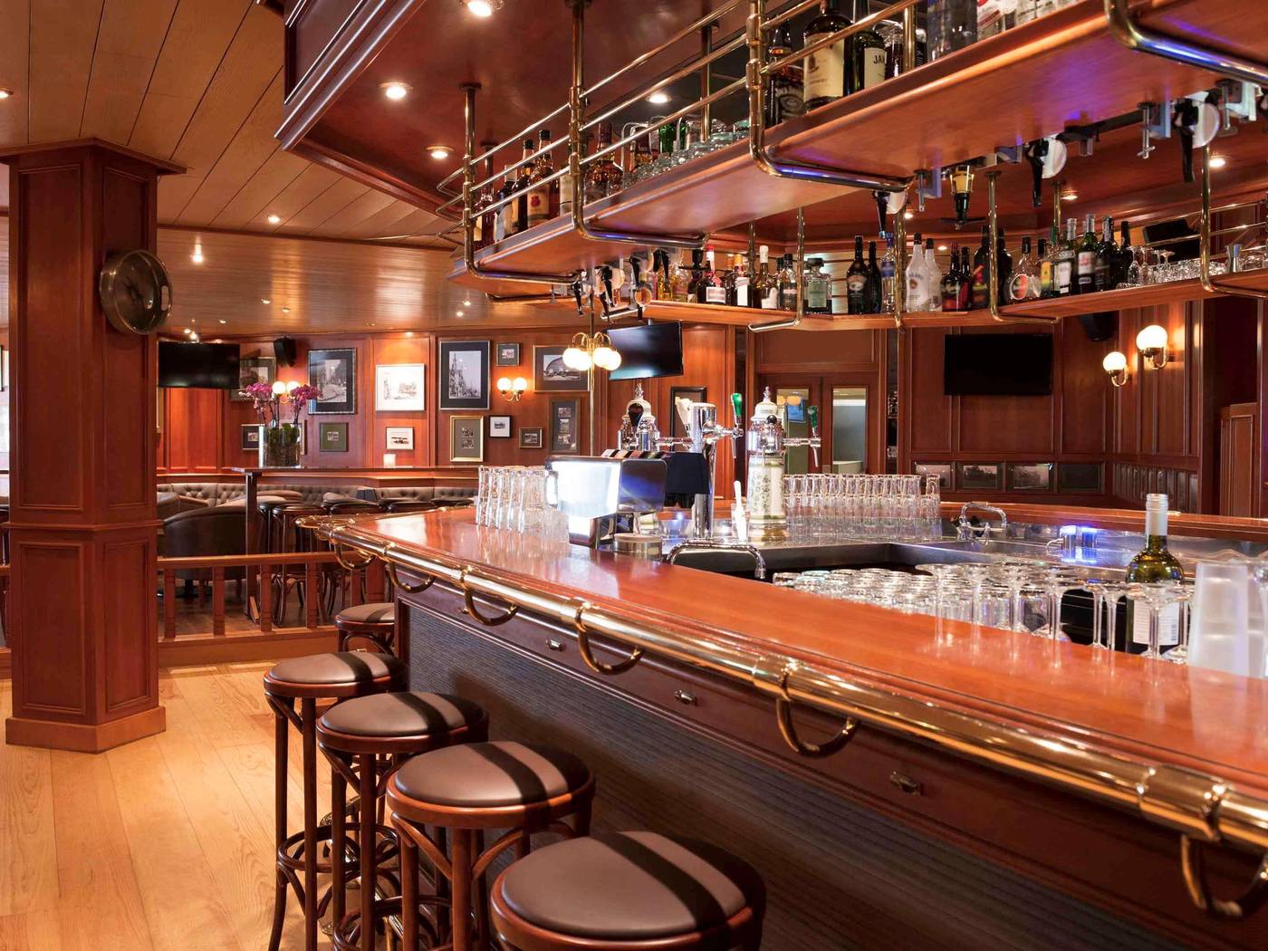 ibis-Schiphol-Amsterdam-Airport-Bar-12