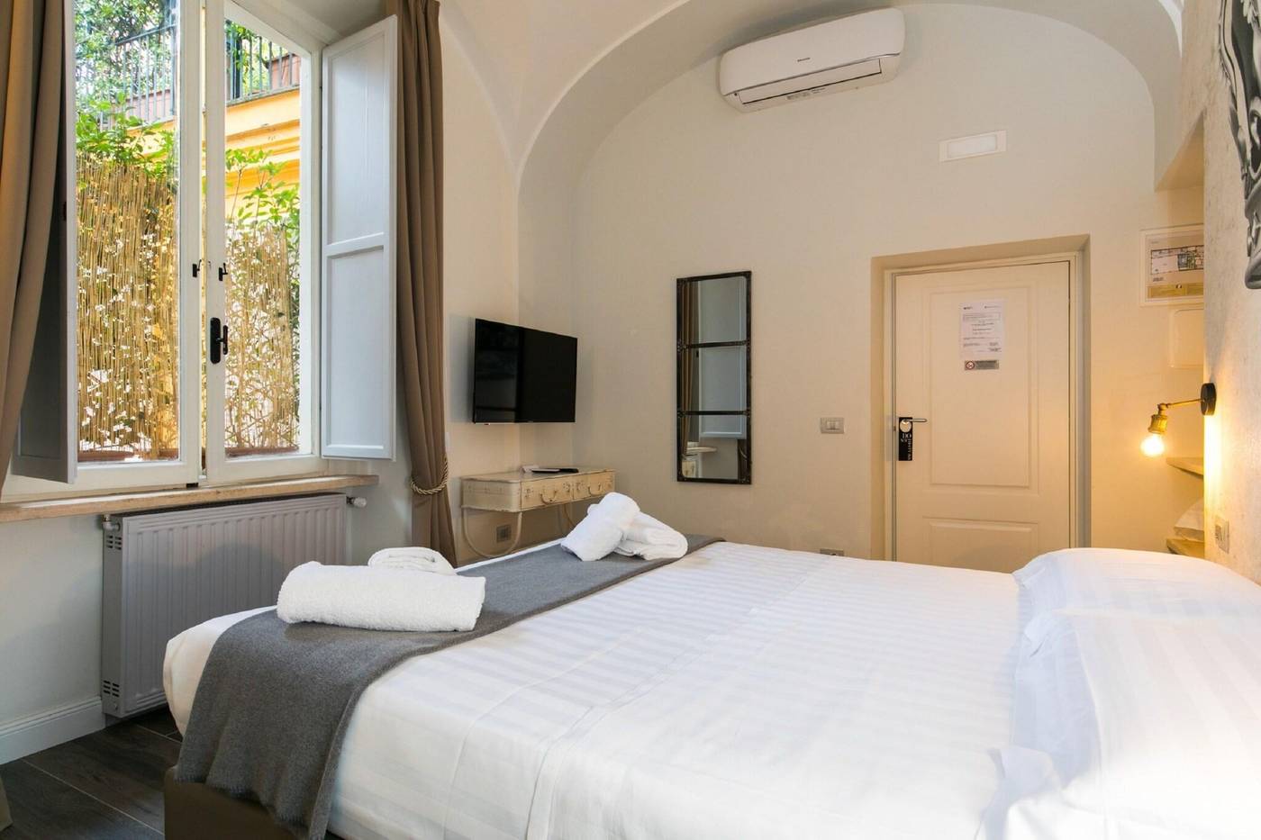 Trevi-Contemporary-Suite-Room-15