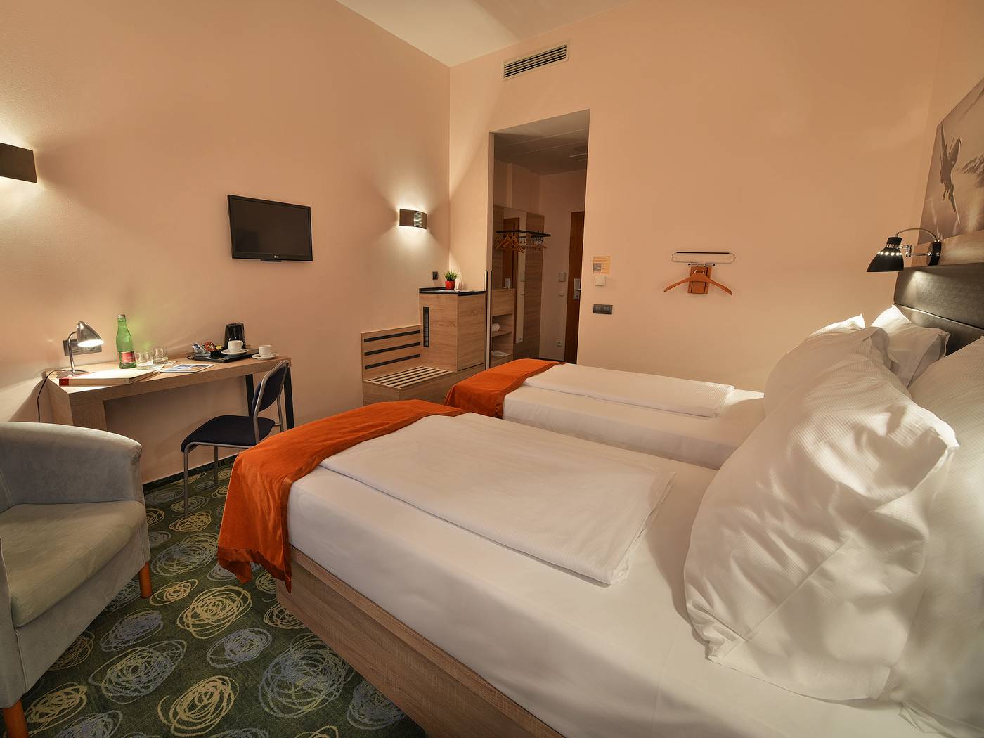Ramada-Airport-Prague-Room-12