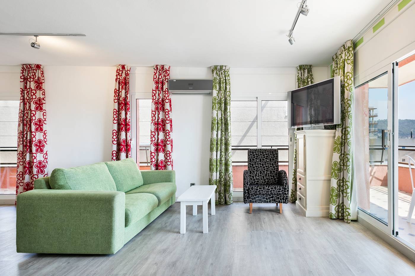 Salles-Beach-Apartments-Room-23