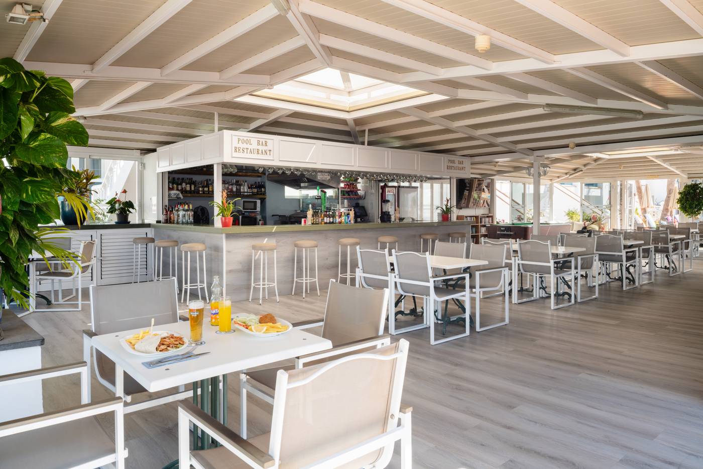 Suite-Hotel-Montana-Club-Bar-41