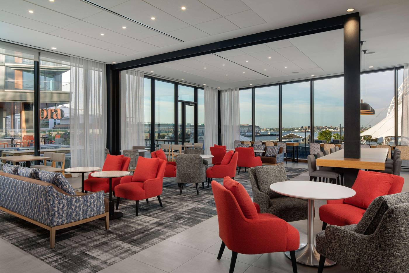Hyatt-Place-Boston-seaport-district-Bar-13