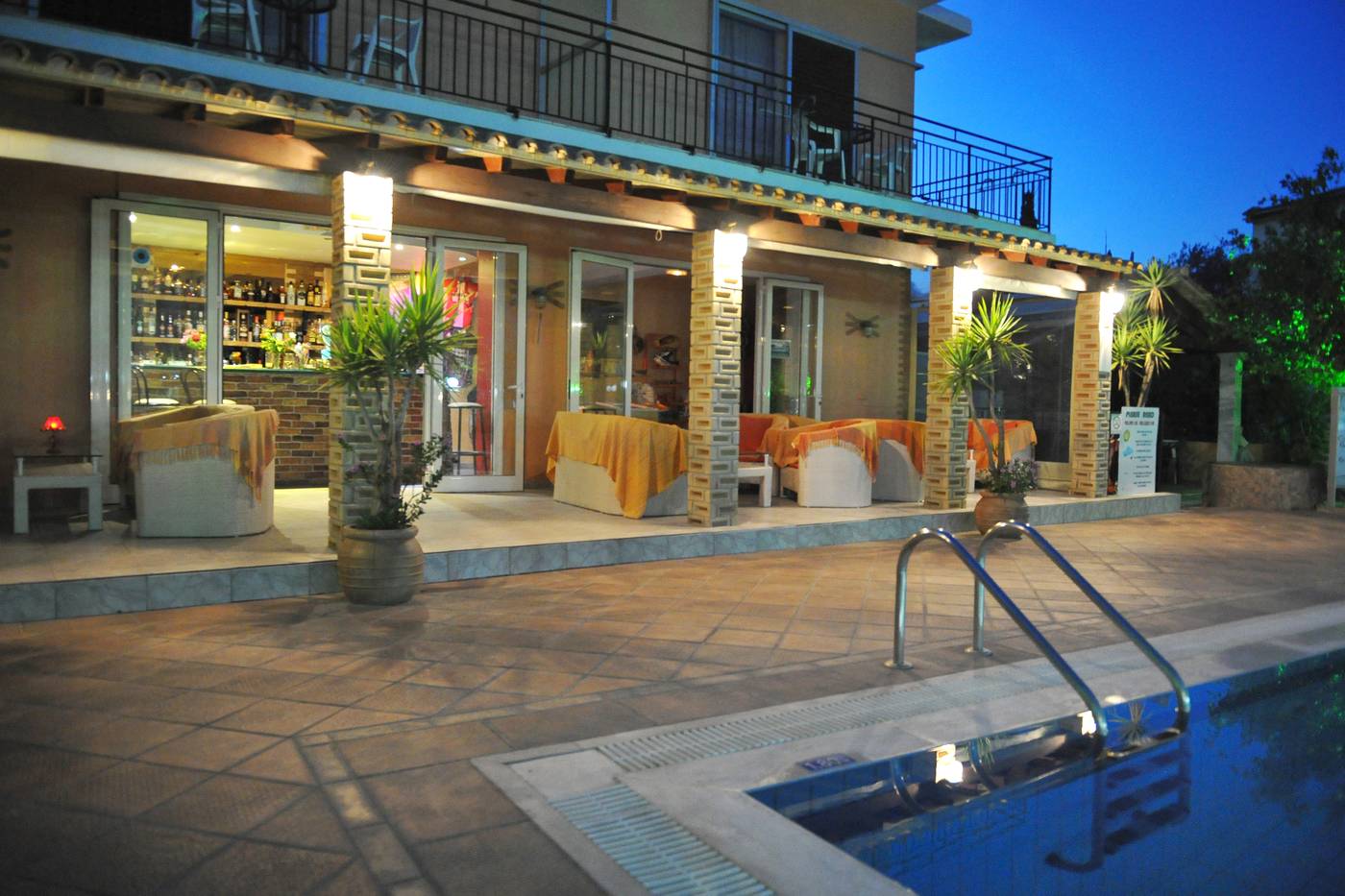 Makis-Apartments-Restaurant-4