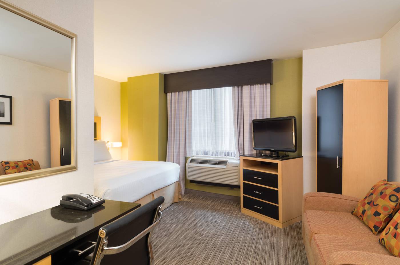 Holiday-Inn-Express-Wall-Street-Room-4