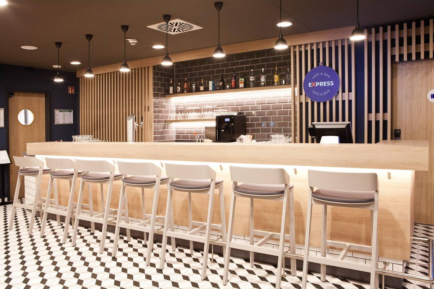 Holiday-Inn-Express-Munich---Olympiapark-Bar-20