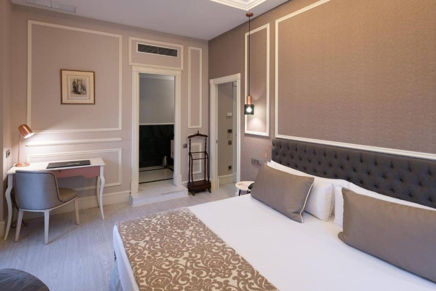 Catalonia-las-Cortes-Room-35