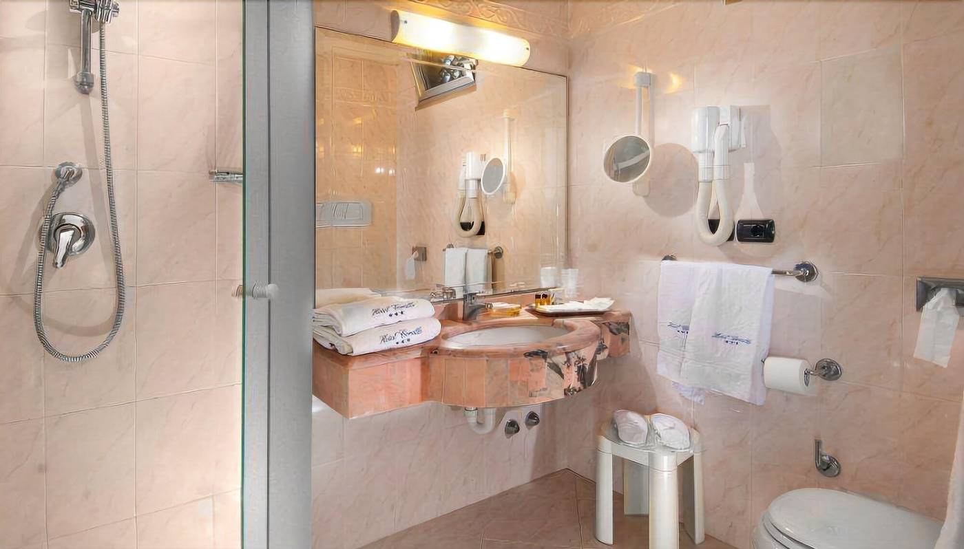 Hotel Corallo-Italy-MARTINSICURO FRAZIONE VILLA ROSA-Room-9