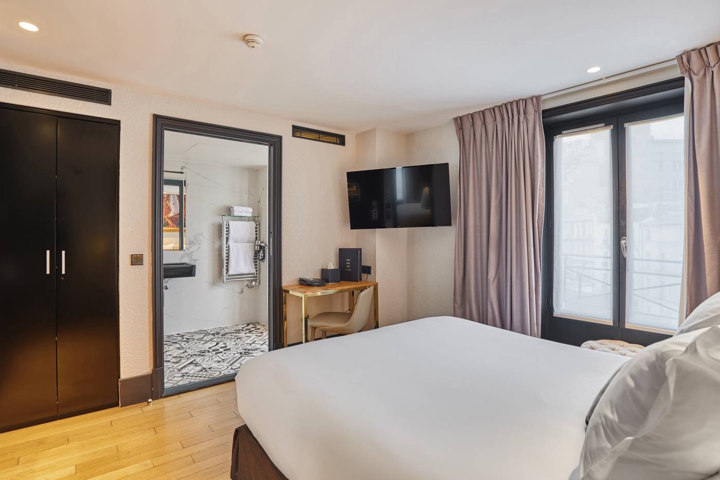 Hotel-Eiffel-Petit-Louvre-Room-20