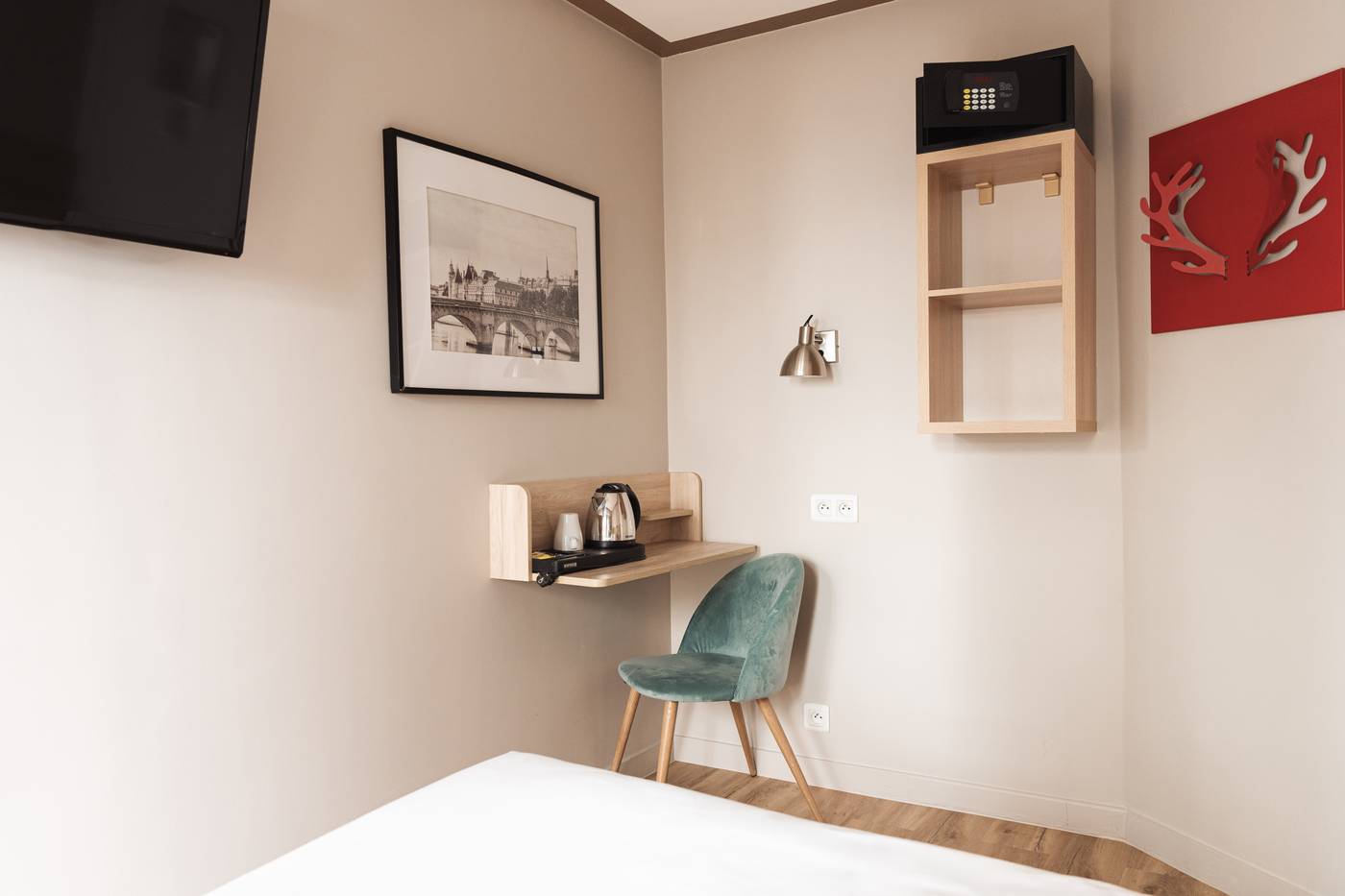 Hotel-Eiffel-Segur-Room-10