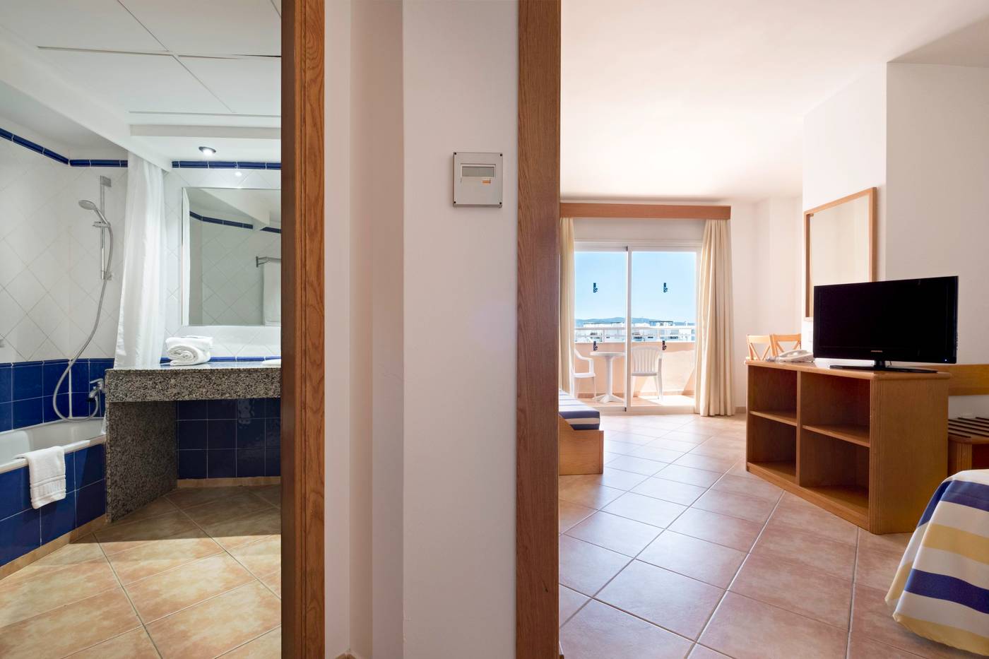 Rosamar-Aparthotel-All-Inclusive-Room-28