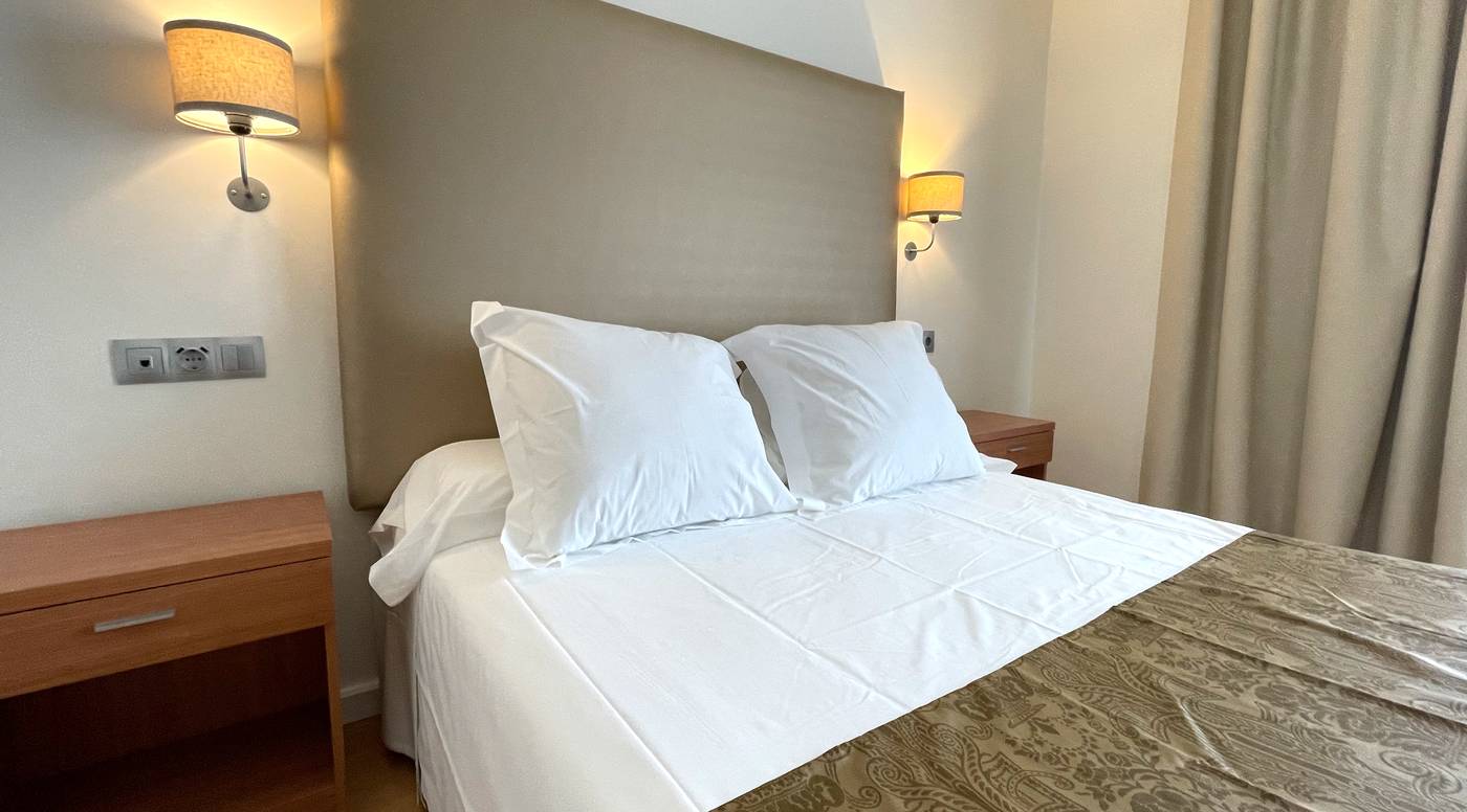 Fay-Victoria-Beach-Room-25