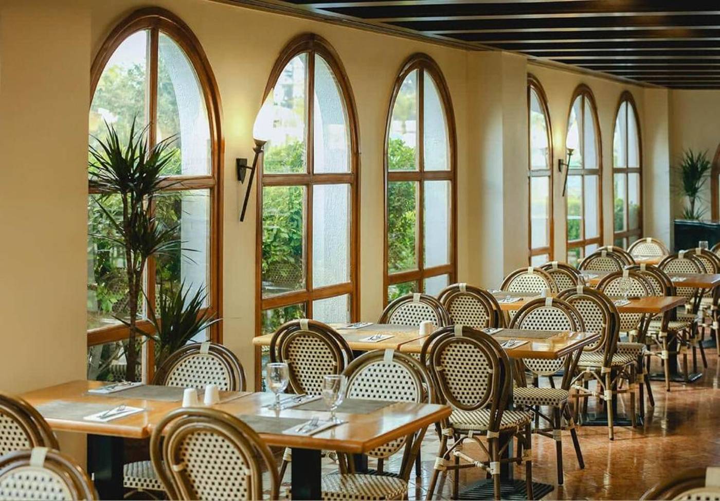 Dubai-Marine-Beach-Resort-and-Spa-Restaurant-50