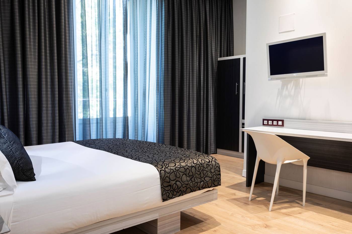 Petit-Palace-Santa-Barbara-Room-14