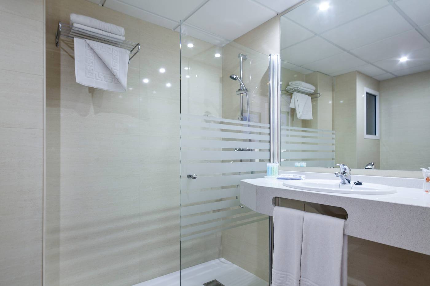 Best-Oasis-Park-Room-15