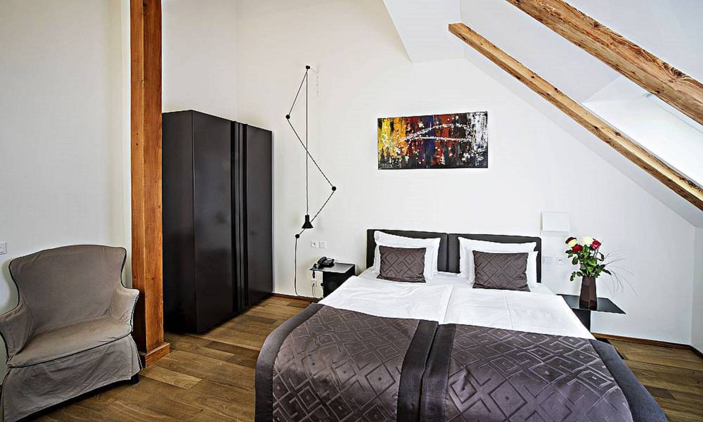 Golden-Crown-Room-22