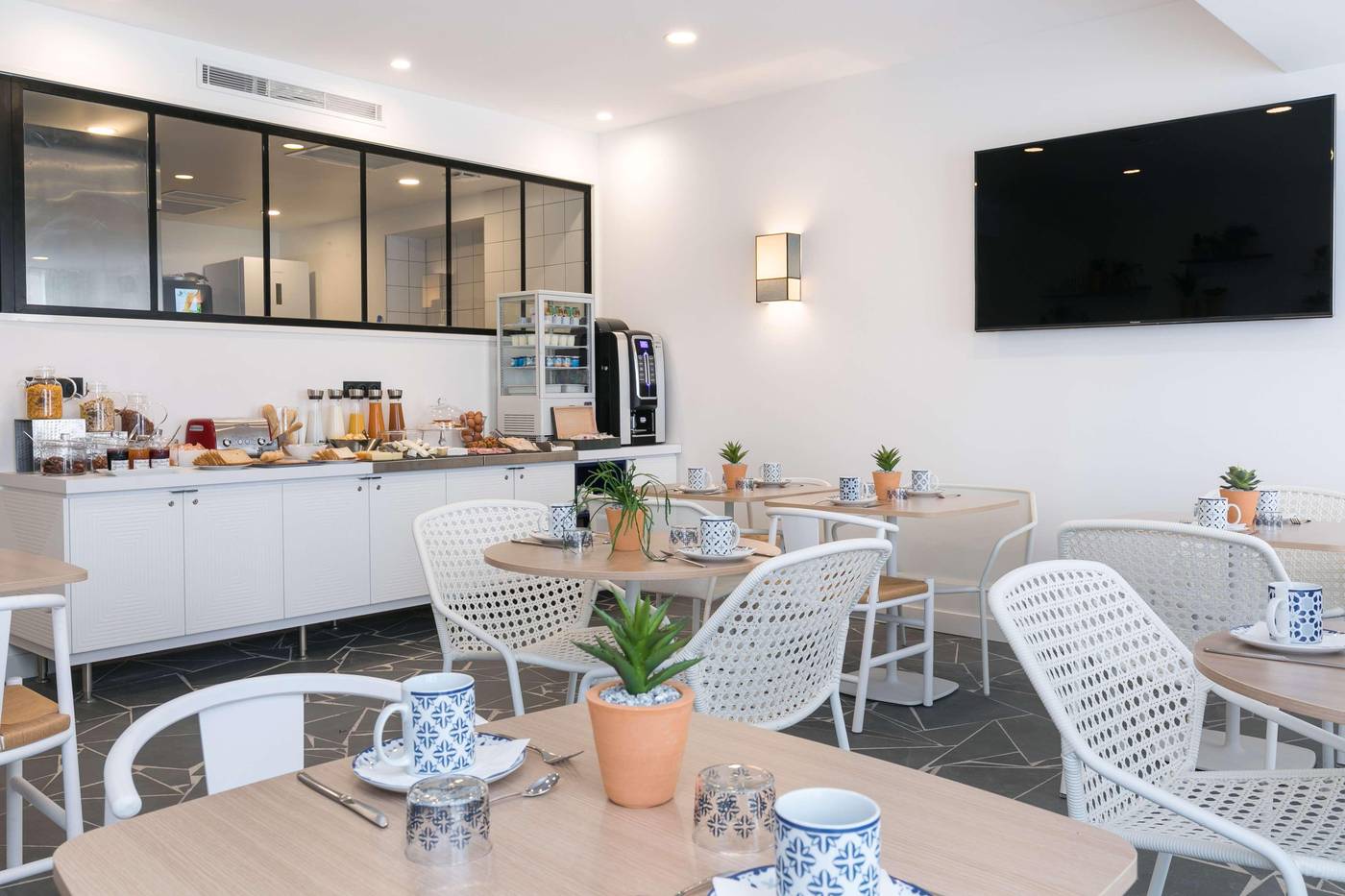 The-Deck-Hotel-by-HappyCulture-Restaurant-22