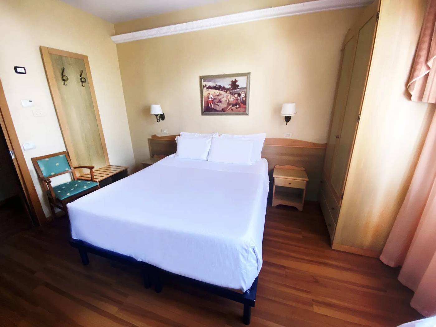 Phi-Hotel-Ambra-Room-8