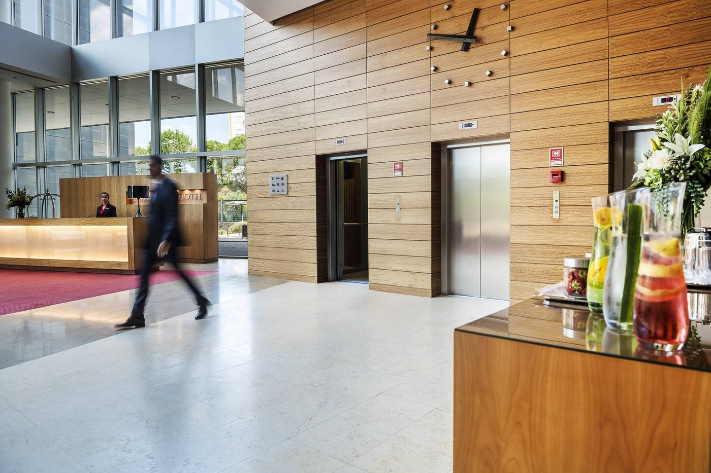 Lagoas-Park-Lobby-16