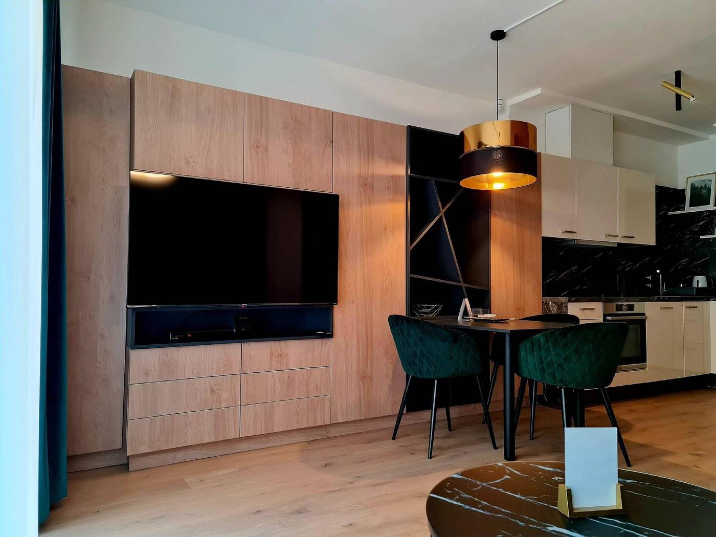 Hotel-Emerald---Suites-Room-80