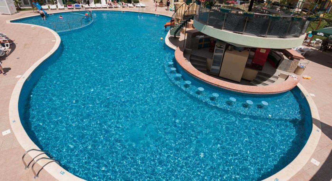 Sunny-Day-Club-Pool-1