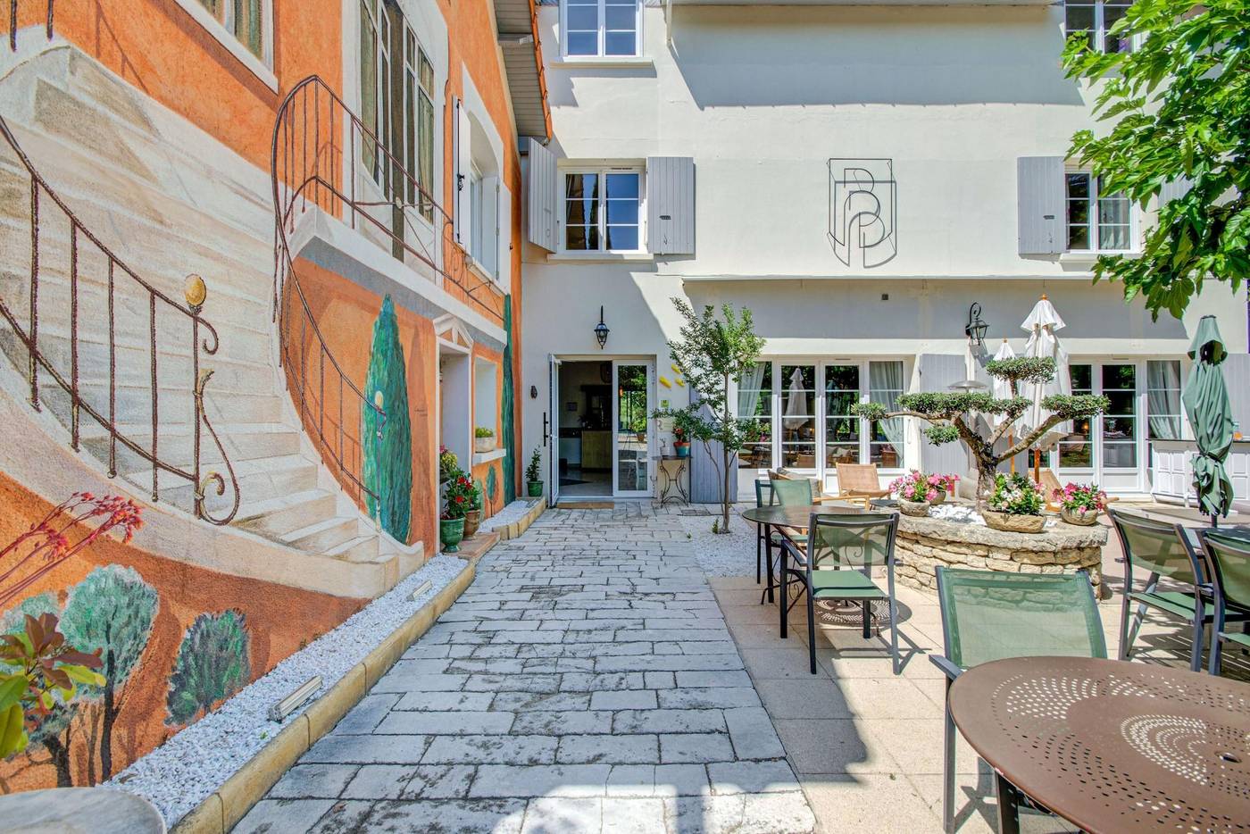 Logis Hostellerie Blason De Provence-France-Monteux-General view-10