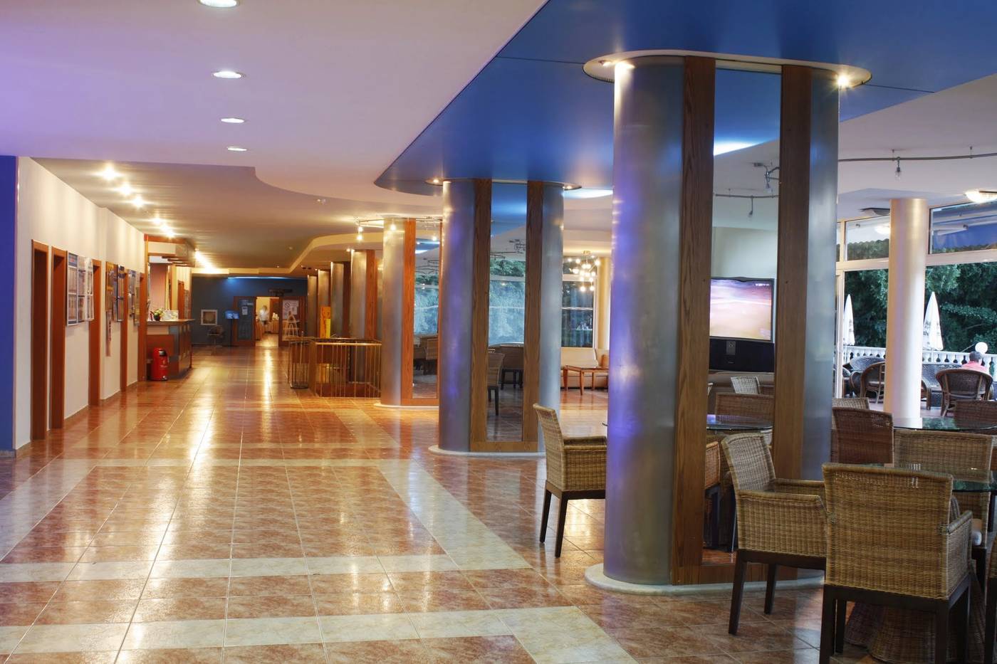 Hotel-Perla-Lobby-38