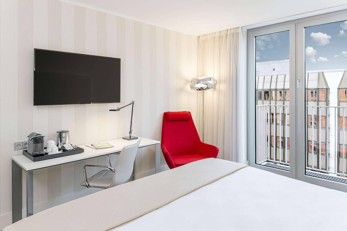 NH-Collection-Berlin-Mitte-am-Checkpoint-Charlie-Room-34