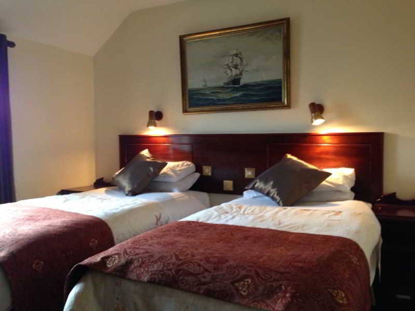 Maddens Bridge Bar and Restaurant - Ireland - co donegal - Room - 10