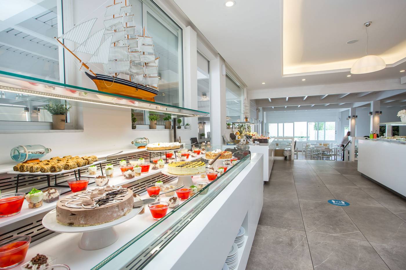 Lindos-White-Hotel---Suites-Restaurant-52