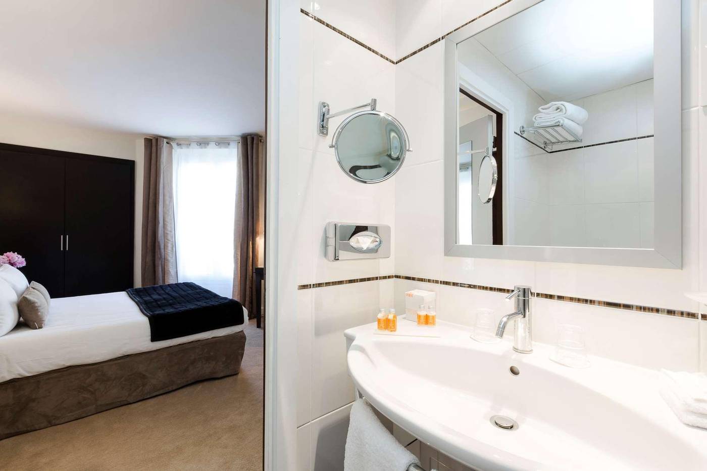 Hotel-Elysees-Bassano-Room-46