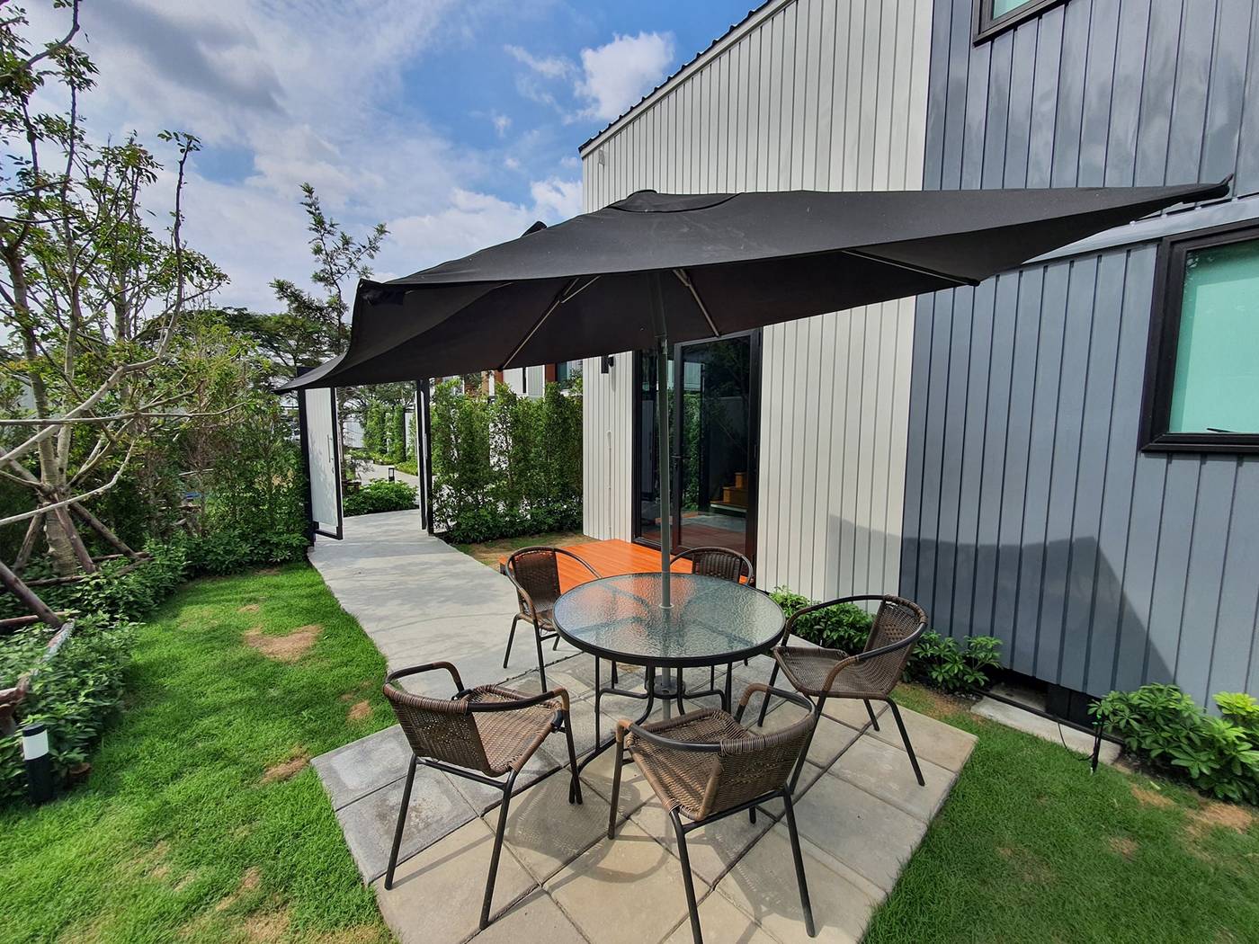 Gate43-Airport-Hotel-Terrace-46