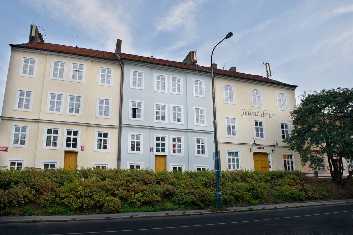 EA-hotel-Jeleni-Dvur-Prague-Castle-General-view-1