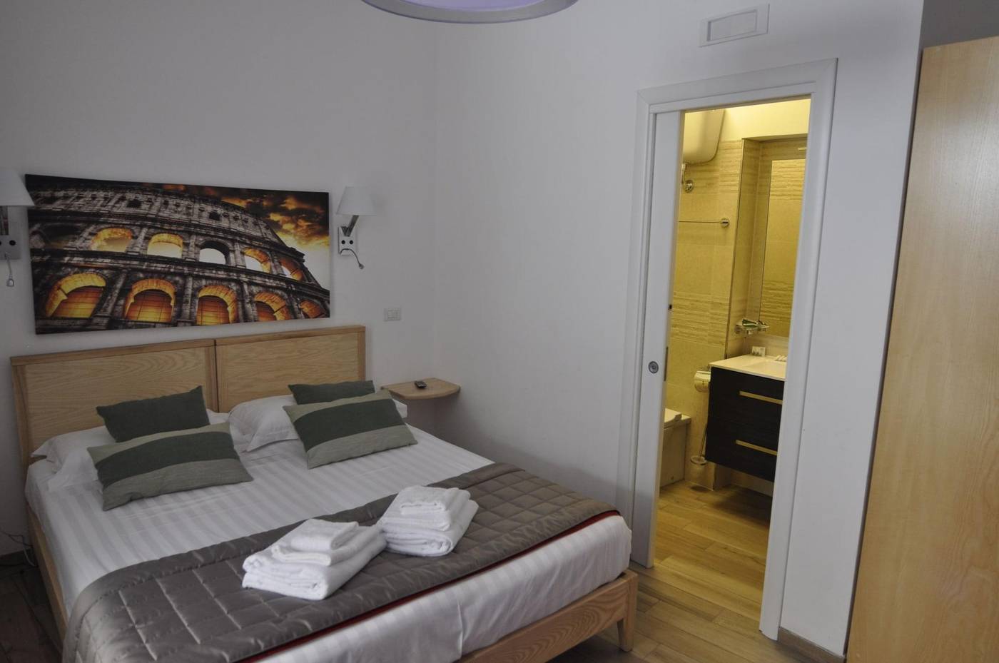 Flatinrome-Trastevere-Deluxe-Rooms-Room-32