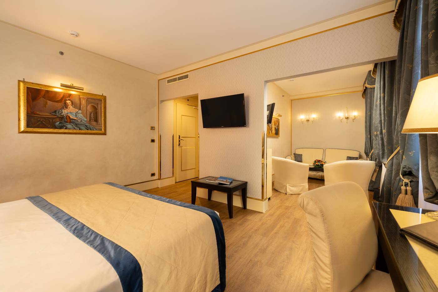 A-La-Commedia-Room-21