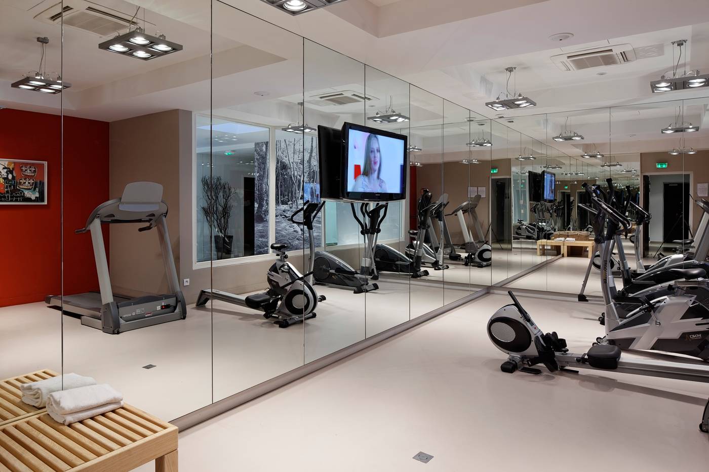 Hipark-Design-Suites-Nice-Sports-and-Entertainment-64