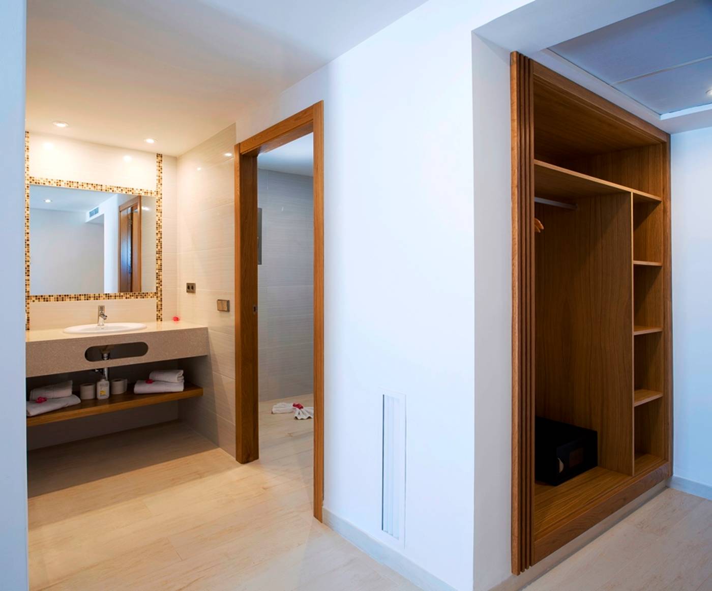 Apartamentos-Squash-Ibiza-Center-Room-29