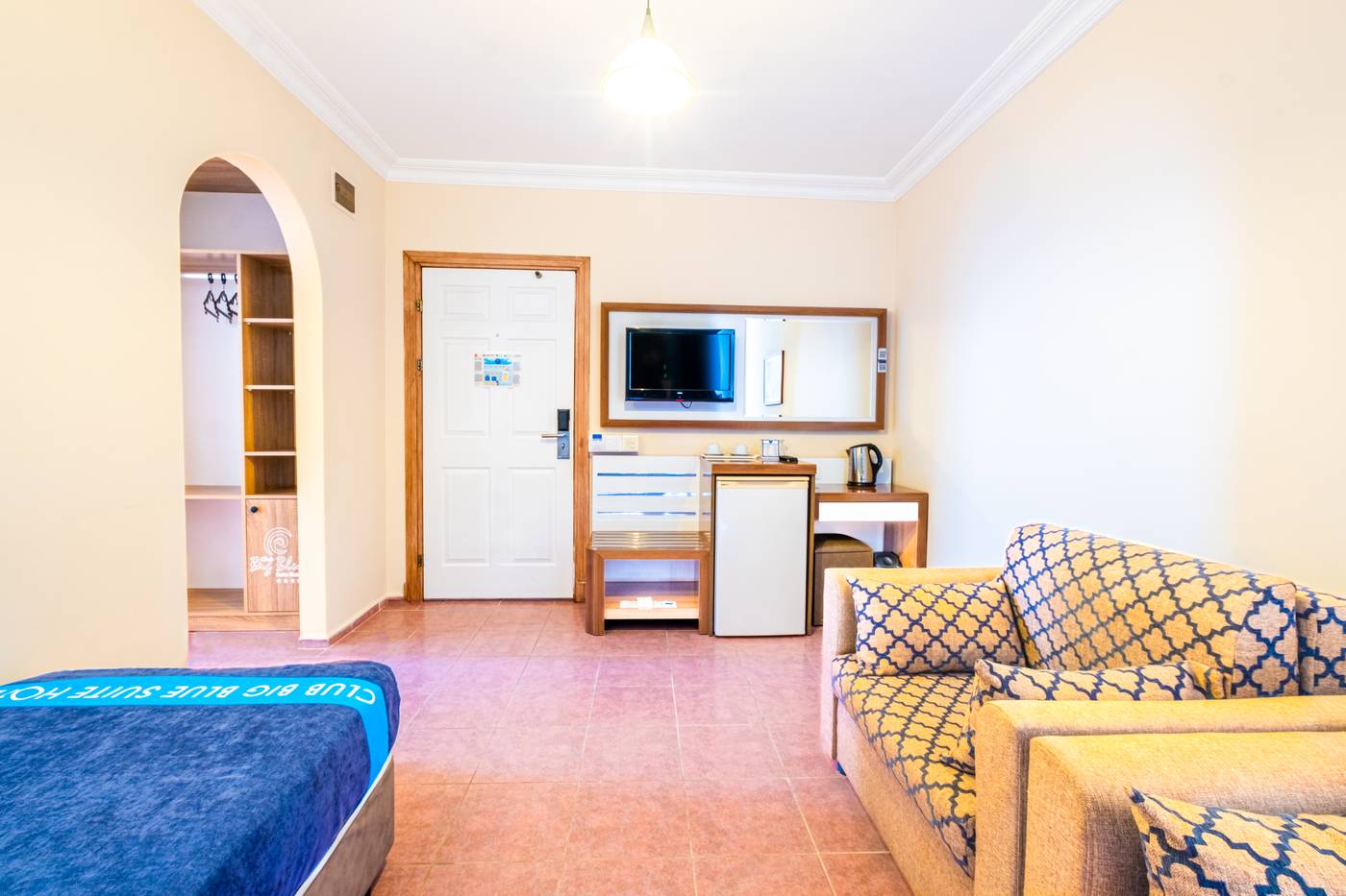 Big-Blue-Suite-Hotel-Room-27