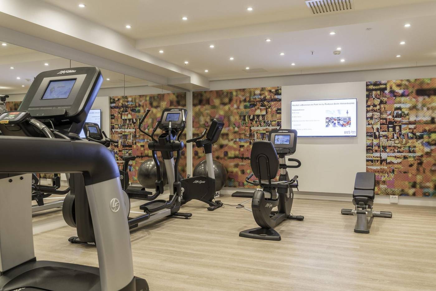 Park-Inn-by-Radisson-Berlin-Alexanderplatz-Sports-and-Entertainment-79