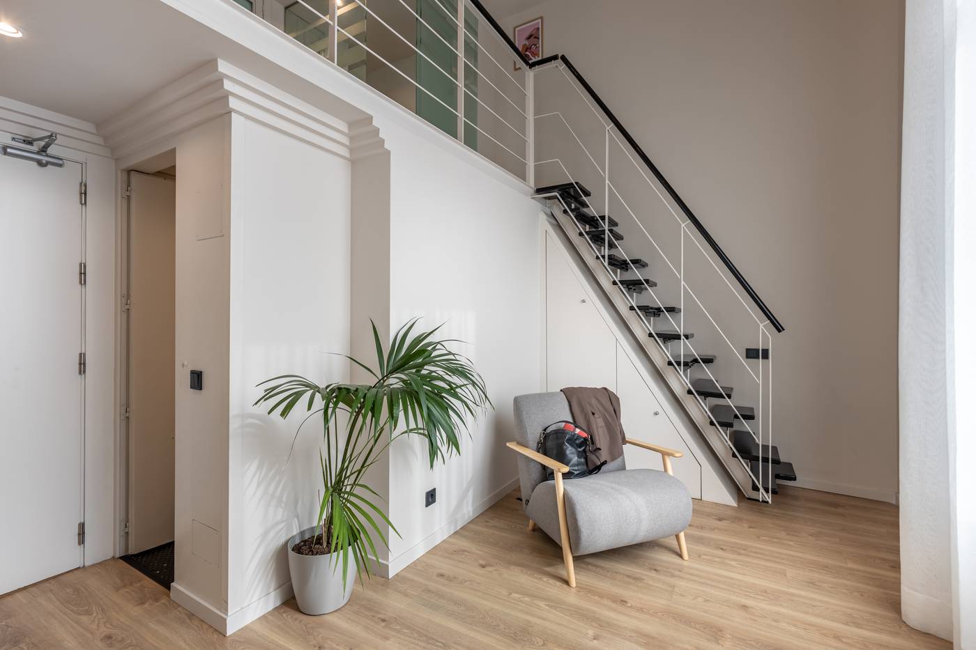 Room-Mate-Laura-Room-2