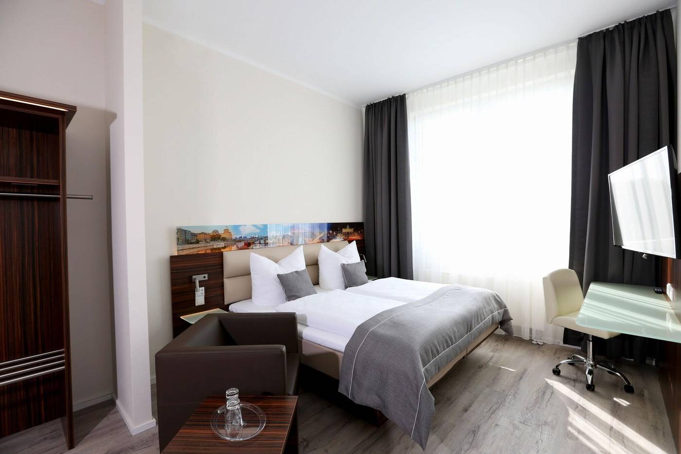 H24-Hoteltow-Room-14