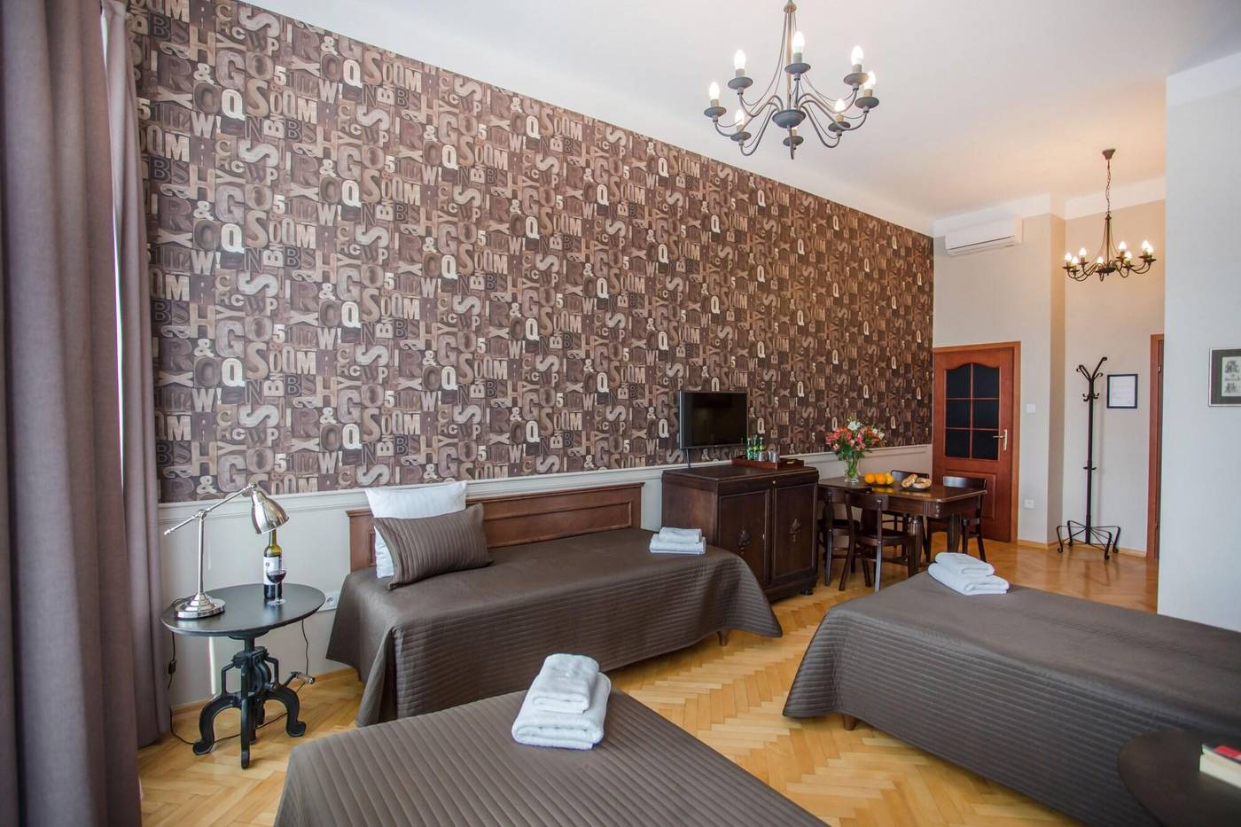 Scharffenberg-Apartments-Main-Square-Room-32