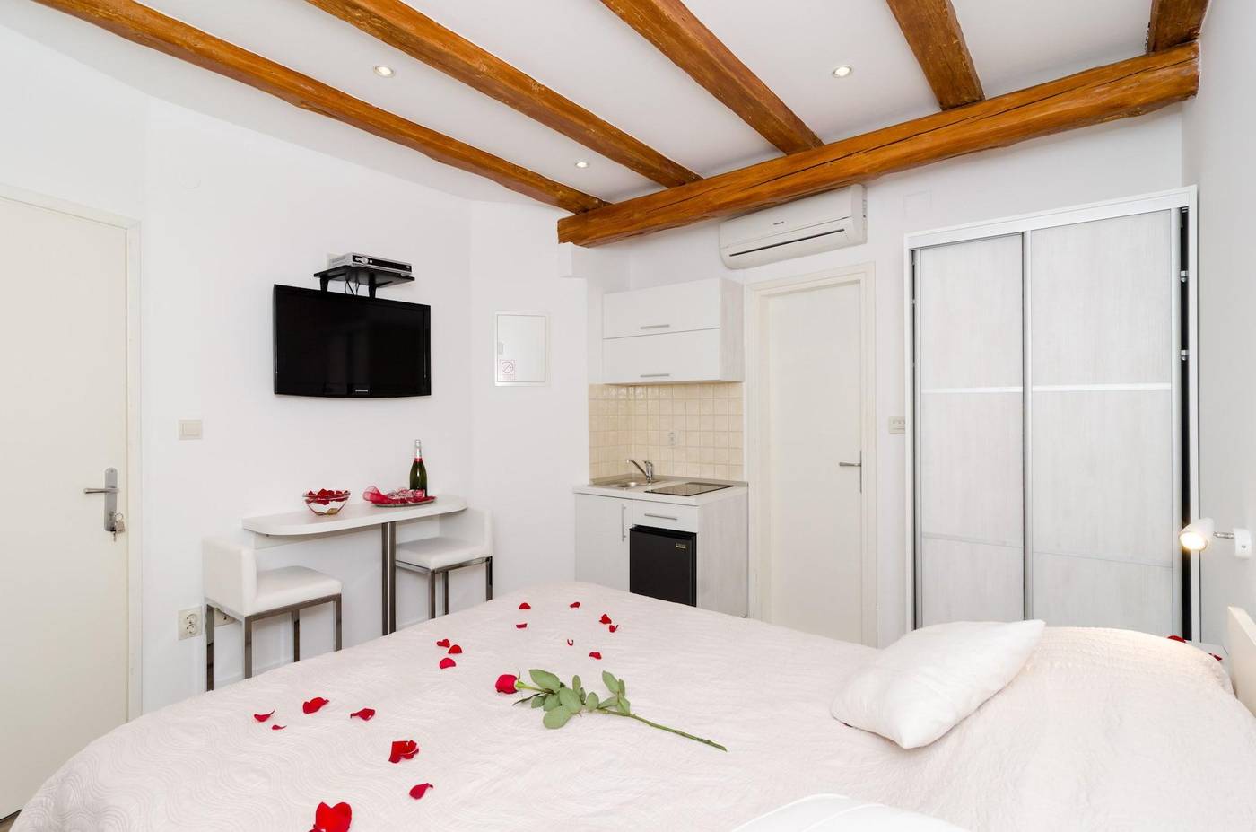 Apartments-Raic-Room-3