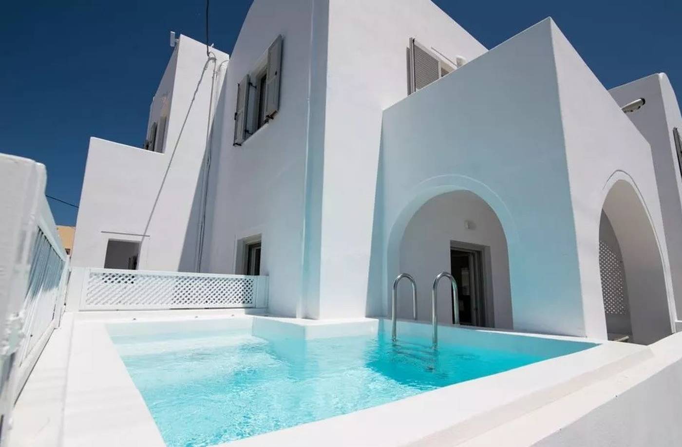 Aqua-Luxury-Suites-Room-1