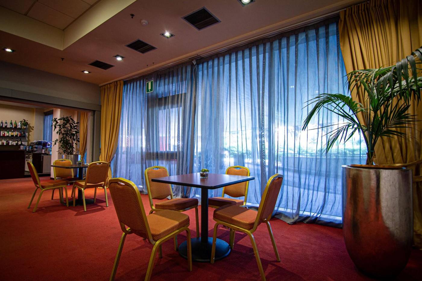 Hotel-Tuscany-Inn-Lobby-8