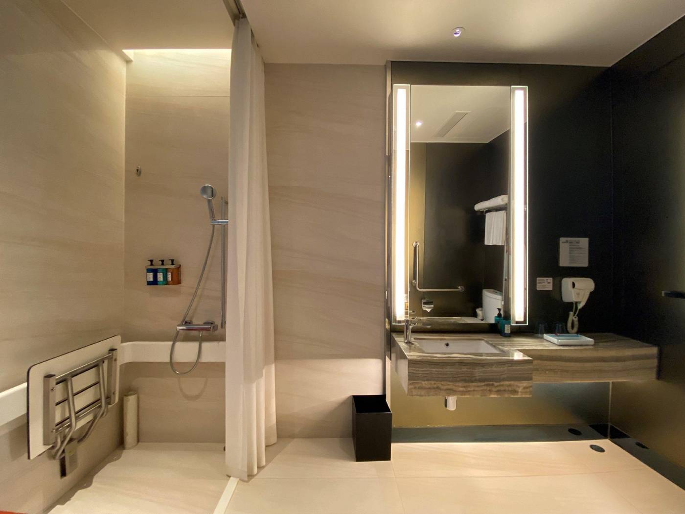 Holiday-Inn-Express-Hong-Kong-Kowloon-CBD2-Room-23